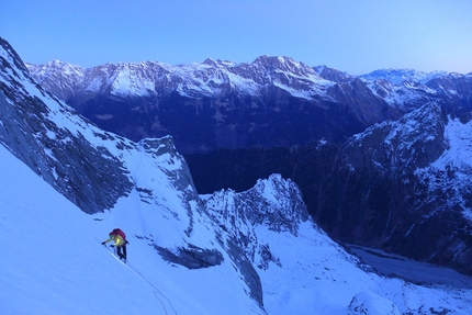 Pizzo Badile, Nordest Supercombo, Ines Papert, Luka Lindič - Ines Papert durante la prima ripetizione della via 'Nordest Supercombo' sulla parete NE del Pizzo Badile, effettuata insieme a Luka Lindič il 30/12/2016