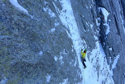 Pizzo Badile, Nordest Supercombo, Ines Papert, Luka Lindič - Ines Papert durante la prima ripetizione della via 'Nordest Supercombo' sulla parete NE del Pizzo Badile, effettuata insieme a Luka Lindič il 30/12/2016