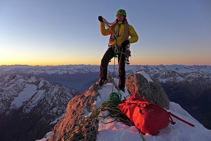 Pizzo Badile, Nordest Supercombo, Ines Papert, Luka Lindič - Ines Papert in cima al Pizzo Badile dopo la prima ripetizione della via 'Nordest Supercombo', effettuata insieme a Luka Lindič il 30/12/2016