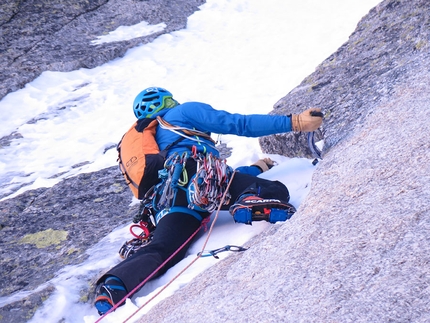 El Chico, Pyramide Du Tacul, Mont Blanc - Enrico Bonino climbing El Chico, Pyramide Du Tacul, Mont Blanc