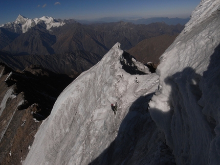 Ren Zhong Feng - Ren Zhong Feng, China. Lost to Ice (TD: M4, WI4, 1300m), Kristoffer Szilas and Martin Ploug 11/2008