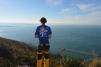 Highline, slackline, Marco Milanese - Marco Milanese cammina su una highline nei pressi di Trieste