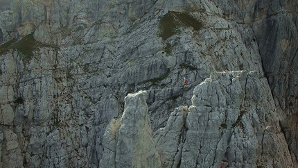 Highline, slackline, Marco Milanese - Marco Milanese cammina la highline sull'Ago di Villacco nei pressi del Rifugio Corsi, Jof Fuart