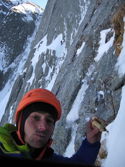 Via Cassin, Pizzo Badile, Luca Godenzi, Carlo Micheli - Luca Godenzi e Carlo Micheli durante la loro ripetizione invernale della Via Cassin, Pizzo Badile, il 30-31/12/2016