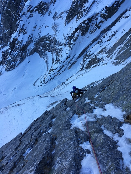 Via Cassin, Pizzo Badile, Luca Godenzi, Carlo Micheli - Luca Godenzi e Carlo Micheli durante la loro ripetizione invernale della Via Cassin, Pizzo Badile, il 30-31/12/2016