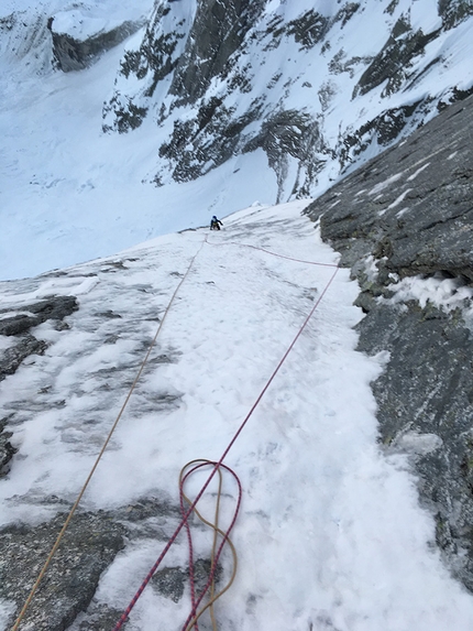 Via Cassin, Pizzo Badile, Luca Godenzi, Carlo Micheli - Luca Godenzi e Carlo Micheli durante la loro ripetizione invernale della Via Cassin, Pizzo Badile, il 30-31/12/2016