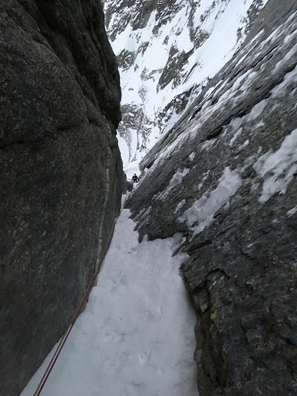 Via Cassin, Pizzo Badile, Luca Godenzi, Carlo Micheli - Luca Godenzi e Carlo Micheli durante la loro ripetizione invernale della Via Cassin, Pizzo Badile, il 30-31/12/2016