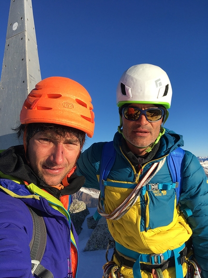 Via Cassin, Pizzo Badile, Luca Godenzi, Carlo Micheli - Luca Godenzi e Carlo Micheli in cima al Pizzo Badile dopo la loro ripetizione invernale della Via Cassin il 30-31/12/2016