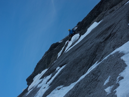 Eiger, Metanoia, Jeff Lowe, Thomas Huber, Stephan Siegrist, Roger Schaeli - Eiger Metanoia:  Roger Schäli affronta il tiro di 'dry' direttamente sopra il traverso Hinterstoisser