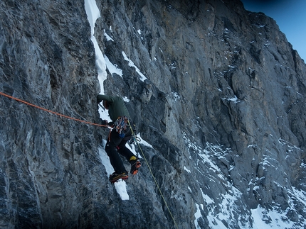 Eiger, Metanoia, Jeff Lowe, Thomas Huber, Stephan Siegrist, Roger Schaeli - Eiger Metanoia: Thomas Huber climbs the first steep wall after the second ice field
