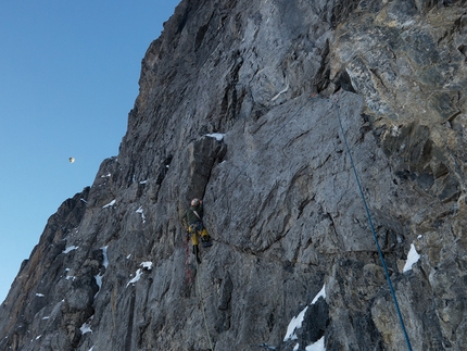 Eiger, Metanoia, Jeff Lowe, Thomas Huber, Stephan Siegrist, Roger Schaeli - Eiger Metanoia: Thomas Huber on one of the harder pitches of Metanoia. In the sky a hot air ballon flies by.