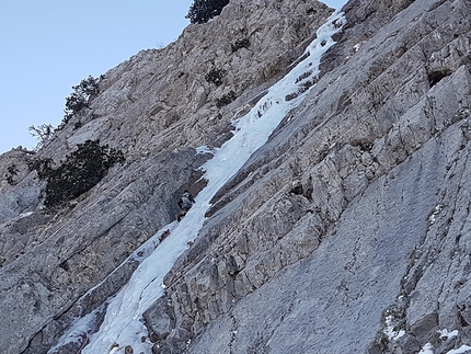 Cascata delle Ciavole, La Delicata, Serra delle Ciavole, Pollino, Cristiano Iurisci, Fabio Minerba, Nino Gagliardi, Mimmo Ippolito - Cascata delle Ciavole (La Delicata), Serra delle Ciavole: Cristiano Iurisci affronta gli ultimi metri prima di fare sosta