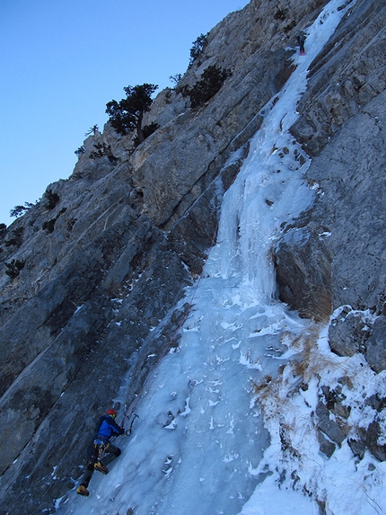 Cascata delle Ciavole, La Delicata, Serra delle Ciavole, Pollino, Cristiano Iurisci, Fabio Minerba, Nino Gagliardi, Mimmo Ippolito - Cristiano Iurisci in sosta recupera Fabio Minerba sul 1° tiro della cascata delle Ciavole