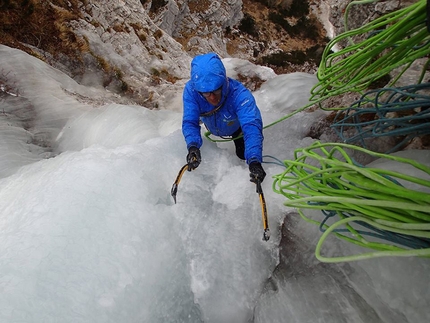 La Bruixa, Val Zemola, Dolomiti, Santiago Padrós, Luca Vallata - Luca Vallata durante la prima salita di 'La Bruixa' in Val Zemola (Dolomiti), effettuata il 05/01/2017 insieme a Santiago Padrós