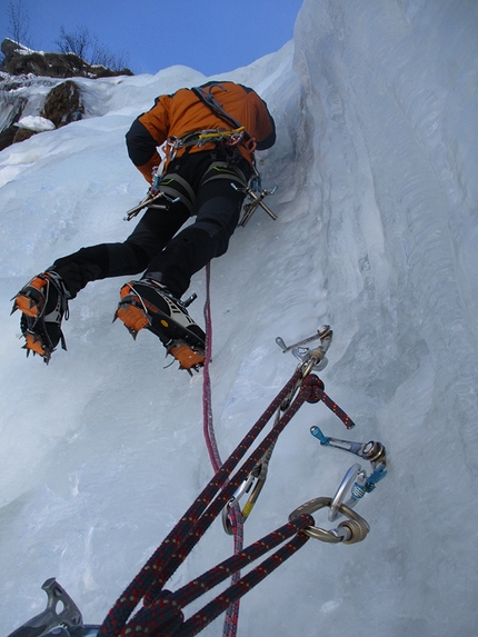 Val Clavalitè, Valle d'Aosta, Anatomia Patagonica, Elio Bonfanti, Claudio Casalegno - Elio Bonfanti sul secondo tiro di Anatomia Patagonica in Val Clavalitè (Valle d'Aosta).