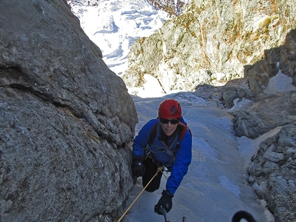 Val Clavalitè, Valle d'Aosta, Buona la prima, Claudio Casalegno, Elena Castagna, Elena Salamon - Salendo il secondo tiro di Buona la prima in Val Clavalitè (Valle d'Aosta).