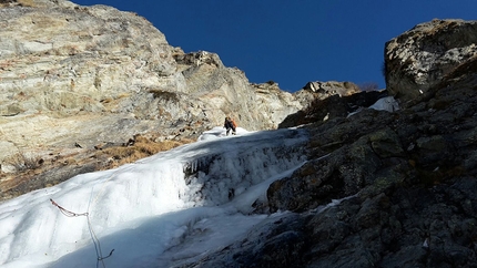 Val Clavalitè, Valle d'Aosta, Buona la prima, Claudio Casalegno, Elena Castagna, Elena Salamon - Salendo il secondo tiro di Buona la prima in Val Clavalitè (Valle d'Aosta).