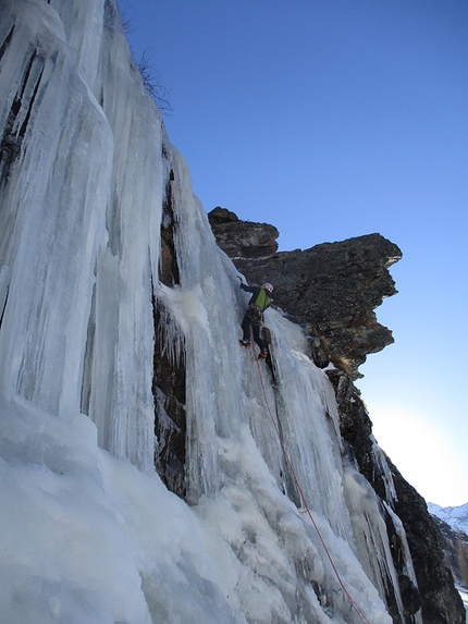 Val Clavalitè, Valle d'Aosta, Dica 66, Elio Bonfanti, Claudio Casalegno, Enrico Pessiva - Sul primo tiro di Dica 66 in Val Clavalitè (Valle d'Aosta).