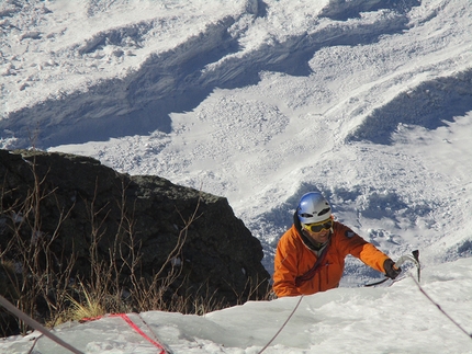 Val Clavalitè, Valle d'Aosta, Dica 66, Elio Bonfanti, Claudio Casalegno, Enrico Pessiva - Sul secondo tiro di Dica 66 in Val Clavalitè (Valle d'Aosta).