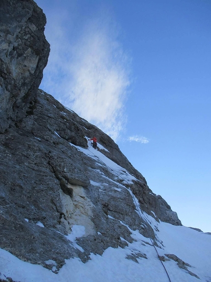 Sas del Pegorer, Gran Vernel, Marmolada, Dolomiti, Philipp Angelo, Fabrizio della Rossa, Thomas Gianola - Philipp Angelo affronta il tiro di M7- durante l'apertura di All-in sulla parete nord del Sas del Pegorer, (Gran Vernel), Dolomiti (Philipp Angelo, Fabrizio della Rossa, Thomas Gianola 09/01/2017)