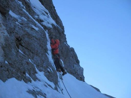 Sas del Pegorer, Gran Vernel, Marmolada, Dolomiti, Philipp Angelo, Fabrizio della Rossa, Thomas Gianola - Durante l'apertura di All-in sulla parete nord del Sas del Pegorer, (Gran Vernel), Dolomiti (Philipp Angelo, Fabrizio della Rossa, Thomas Gianola 09/01/2017)