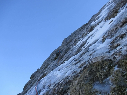 Sas del Pegorer, Gran Vernel, Marmolada, Dolomiti, Philipp Angelo, Fabrizio della Rossa, Thomas Gianola - Fabrizio della Rossa sul tiro d M7 durante l'apertura di All-in sulla parete nord del Sas del Pegorer, (Gran Vernel), Dolomiti (Philipp Angelo, Fabrizio della Rossa, Thomas Gianola 09/01/2017)