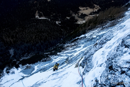 Sas del Pegorer, Gran Vernel, Marmolada, Dolomiti, Philipp Angelo, Fabrizio della Rossa, Thomas Gianola - Thomas Gianola su la parte facile prima della sosta di una dei primi tiri durante l'apertura di All-in sulla parete nord del Sas del Pegorer, (Gran Vernel), Dolomiti (Philipp Angelo, Fabrizio della Rossa, Thomas Gianola 09/01/2017)