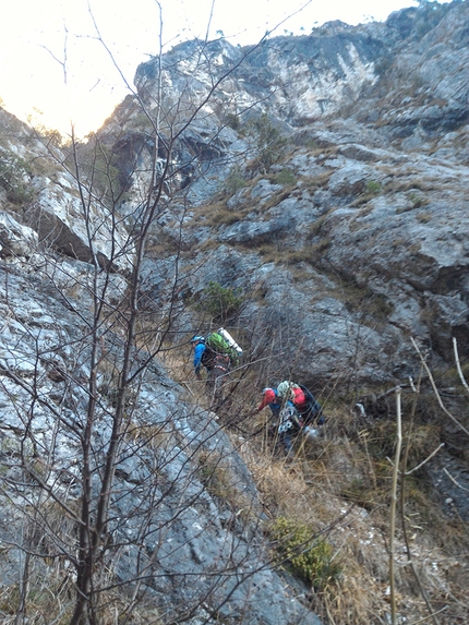 Via Gogna - Cerruti, Pale di San Lucano, Dolomiti, Luciano Alessandro, Claudio Moretto, Beppe Tararan, Denis Tonello - Durante la prima invernale della Via Gogna - Cerruti alla Seconda Pala di San Lucano: prima parte, la salita lungo lo zoccolo