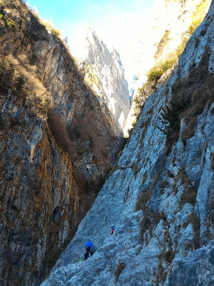 Via Gogna - Cerruti, Pale di San Lucano, Dolomiti, Luciano Alessandro, Claudio Moretto, Beppe Tararan, Denis Tonello - Durante la prima invernale della Via Gogna - Cerruti alla Seconda Pala di San Lucano: il primo tiro dopo lo zoccolo