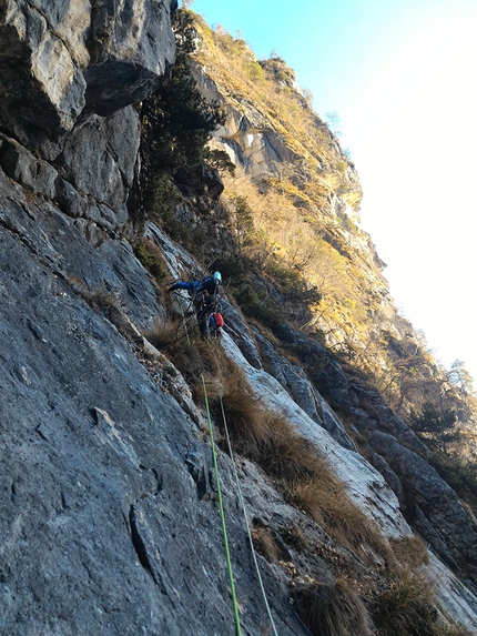 Via Gogna - Cerruti, Pale di San Lucano, Dolomiti, Luciano Alessandro, Claudio Moretto, Beppe Tararan, Denis Tonello - Durante la prima invernale della Via Gogna - Cerruti alla Seconda Pala di San Lucano: le prime lunghezze dopo lo zoccolo