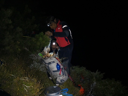 Via Gogna - Cerruti, Pale di San Lucano, Dolomiti, Luciano Alessandro, Claudio Moretto, Beppe Tararan, Denis Tonello - Durante la prima invernale della Via Gogna - Cerruti alla Seconda Pala di San Lucano: il primo bivacco