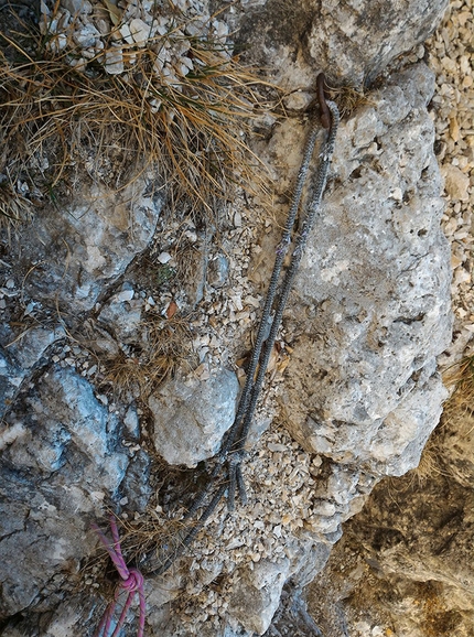 Via Gogna - Cerruti, Pale di San Lucano, Dolomiti, Luciano Alessandro, Claudio Moretto, Beppe Tararan, Denis Tonello - Durante la prima invernale della Via Gogna - Cerruti alla Seconda Pala di San Lucano: sosta originale nelle ultime lunghezze