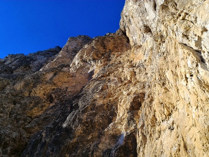 Via Gogna - Cerruti, Pale di San Lucano, Dolomiti, Luciano Alessandro, Claudio Moretto, Beppe Tararan, Denis Tonello - Durante la prima invernale della Via Gogna - Cerruti alla Seconda Pala di San Lucano: ultime fragili lunghezze