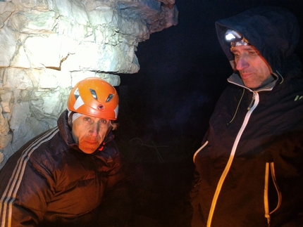 Via Gogna - Cerruti, Pale di San Lucano, Dolomiti, Luciano Alessandro, Claudio Moretto, Beppe Tararan, Denis Tonello - Durante la prima invernale della Via Gogna - Cerruti alla Seconda Pala di San Lucano: secondo gelido bivacco