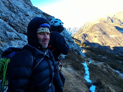 Via Gogna - Cerruti, Pale di San Lucano, Dolomiti, Luciano Alessandro, Claudio Moretto, Beppe Tararan, Denis Tonello - Durante la prima invernale della Via Gogna - Cerruti alla Seconda Pala di San Lucano: 3° giorno - verso forcella Gardes