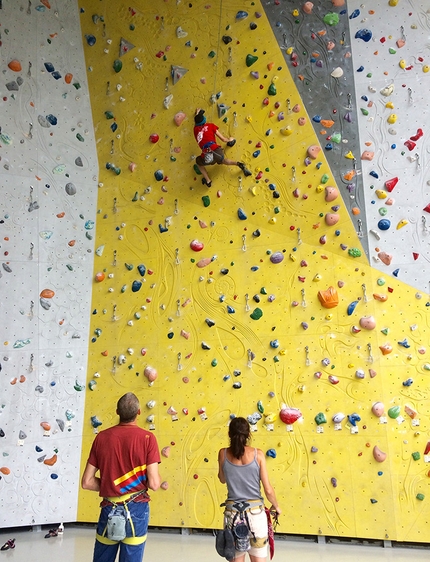 conTatto Verticale, arrampicata per non vedenti - Giulio Cevenini arrampica al Salewa Cube di Bolzano