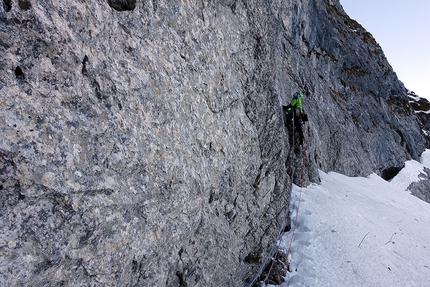 Presolana, 12 anni di Albani, Daniele Natali, Maurizio Panseri - Daniele Natali si alza da terra sulla L1 5c durante la prima invernale della via '12 anni di Albani', parete nord della Presolana (Daniele Natali, Maurizio Panseri 29-30/12/2016)