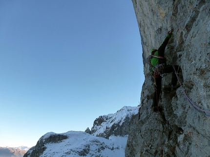 Presolana, 12 anni di Albani, Daniele Natali, Maurizio Panseri - Maurizio Panseri sul pilastro della L2 5b durante la prima invernale della via '12 anni di Albani', parete nord della Presolana (Daniele Natali, Maurizio Panseri 29-30/12/2016)