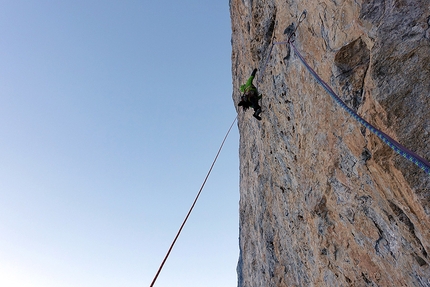 Presolana, 12 anni di Albani, Daniele Natali, Maurizio Panseri - Daniele Natali climbing the overhanging slab on pitch 3 during the first winter ascent of '12 anni di Albani', North Face of Presolana (Daniele Natali, Maurizio Panseri 29-30/12/2016)