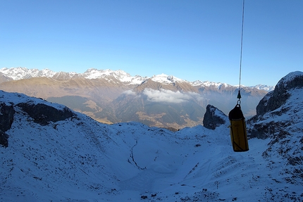 Presolana, 12 anni di Albani, Daniele Natali, Maurizio Panseri - A piombo, della luce l'ombra durante la prima invernale della via '12 anni di Albani', parete nord della Presolana (Daniele Natali, Maurizio Panseri 29-30/12/2016)