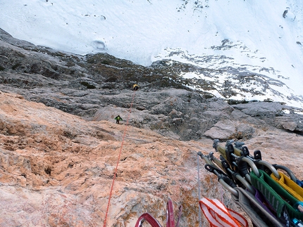 Presolana, 12 anni di Albani, Daniele Natali, Maurizio Panseri - Oltre la verticale dall'alto della L3 7b durante la prima invernale della via '12 anni di Albani', parete nord della Presolana (Daniele Natali, Maurizio Panseri 29-30/12/2016)