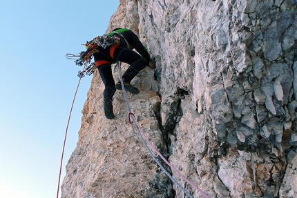 Presolana, 12 anni di Albani, Daniele Natali, Maurizio Panseri - Maurizio Panseri sulla lama aggettante della L5 6a+ durante la prima invernale della via '12 anni di Albani', parete nord della Presolana (Daniele Natali, Maurizio Panseri 29-30/12/2016)