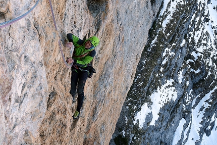 Presolana, 12 anni di Albani, Daniele Natali, Maurizio Panseri - Daniele Natali in estetica posa sulla lama della L5 6a+ durante la prima invernale della via '12 anni di Albani', parete nord della Presolana (Daniele Natali, Maurizio Panseri 29-30/12/2016)