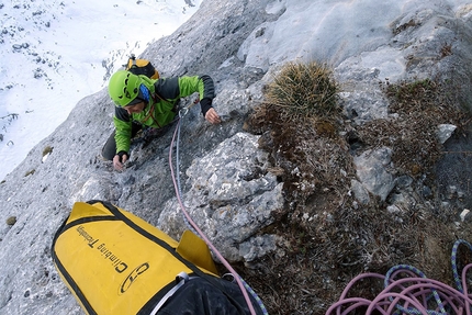 Presolana, 12 anni di Albani, Daniele Natali, Maurizio Panseri - Daniele Natali al termine della stupenda placconata a buchi della L7 6c durante la prima invernale della via '12 anni di Albani', parete nord della Presolana (Daniele Natali, Maurizio Panseri 29-30/12/2016)