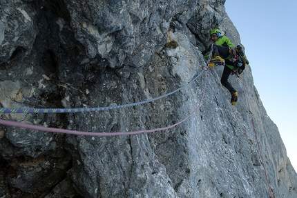 Presolana, 12 anni di Albani, Daniele Natali, Maurizio Panseri - Daniele Natali apre le danze con i ramponi ai piedi sulla L8 5b della via '12 anni di Albani', parete nord della Presolana durante la prima invernale effettuata insieme a Maurizio Panseri il 29-30/12/2016