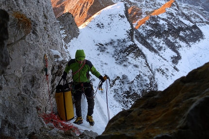 Presolana, 12 anni di Albani, Daniele Natali, Maurizio Panseri - Arrivo nella grande grotta del bivacco al termine della L8, finalmente ci si riposa durante la prima invernale della via '12 anni di Albani', parete nord della Presolana (Daniele Natali, Maurizio Panseri 29-30/12/2016)