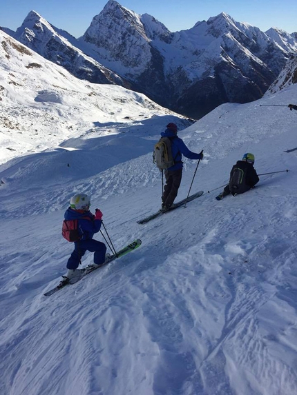 Progetto Icaro 2017 - Durante la prima tappa del Progetto Icaro il 29/12/2016 ad Alagna, per sensibilizzare i giovani sull’attività dello sci freeride fuori pista e sulla sicurezza in montagna.