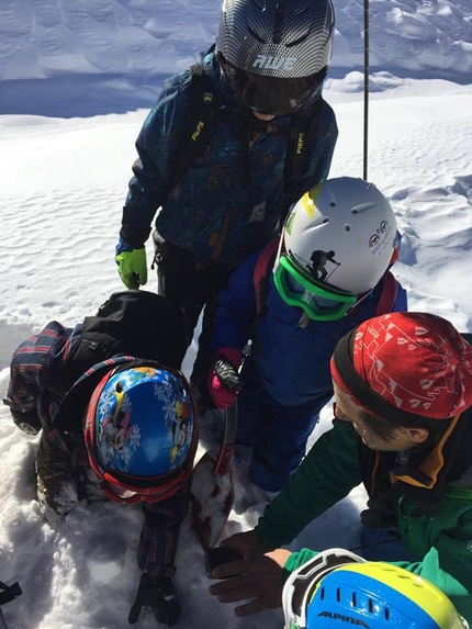 Progetto Icaro 2017 - Durante la prima tappa del Progetto Icaro il 29/12/2016 ad Alagna, per sensibilizzare i giovani sull’attività dello sci freeride fuori pista e sulla sicurezza in montagna.