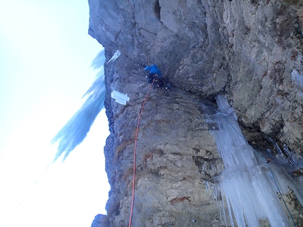 Cascata della Pissa, Dolomites, Luca Vallata, Santiago Padrós - Luca Vallata establishing pitch 2 of La Pissa at Termine di Cadore on 14/01/2017