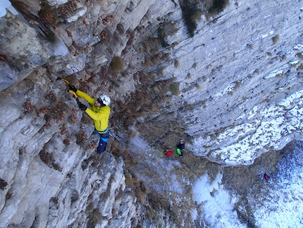 Cascata della Pissa, Dolomiti, Luca Vallata, Santiago Padrós - La Pissa a Termine di Cadore: Luca Vallata, assicurato da Pino Bottino, durante la prima ripetizione il 16/01/2017